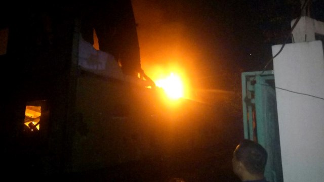 Kebakaran pabrik tiner di Tanggerang belum padam (Foto: Adhim Mugni/kumparan)