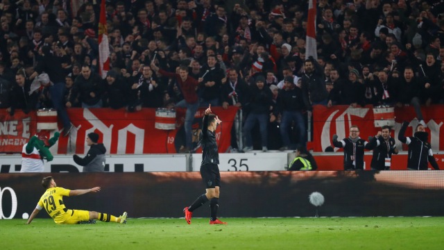 Dortmund tertunduk di kandang Stuttgart. (Foto: REUTERS/Kai Pfaffenbach)