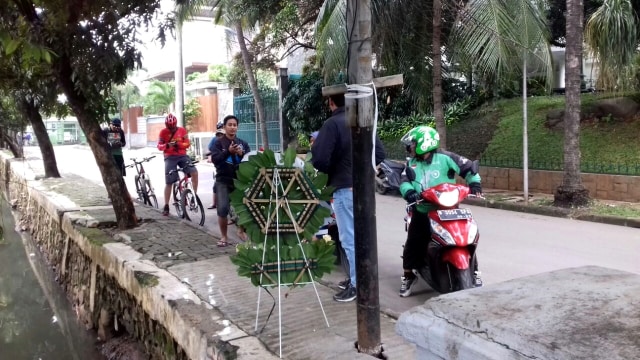 Warga berfoto di TKP kecelakaan Setnov (Foto: Ricad Saka/kumparan)