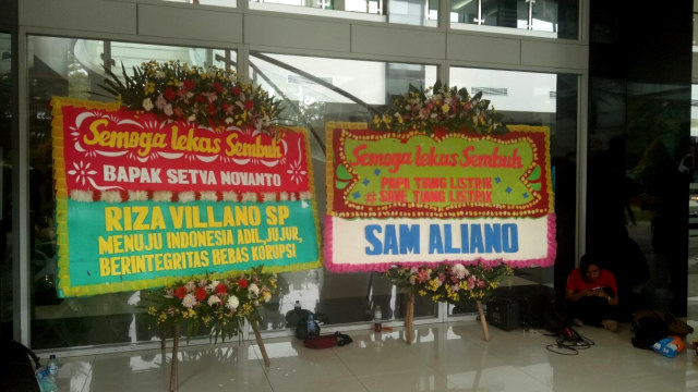 Setnov mendapat karangan bunga di RSCM (Foto: Adhim Mugni/kumparan)