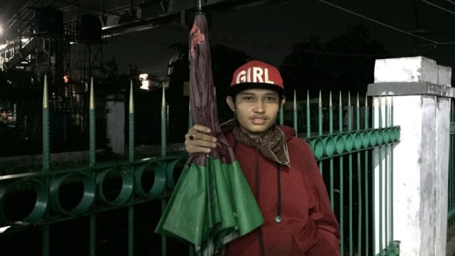 Ojek payung di Lenteng Agung (Foto: Seojono Eben Ezer/kumparan)