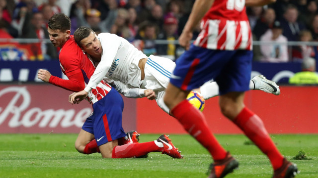 Momen paling ikonik di Derbi Madrid kali ini. (Foto: REUTERS/Paul Hanna)