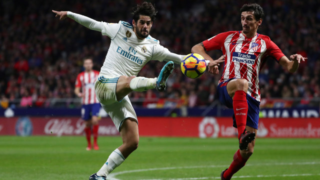 Duel Isco (kiri) dan Savic di Derbi Madrid. (Foto: REUTERS/Juan Medina)