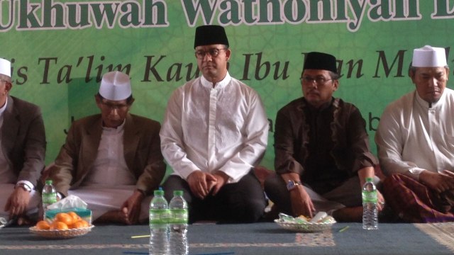 Anies Baswedan bersama pihak yayasan. (Foto: Mirsa Simamora/kumparan)