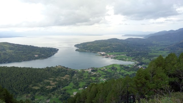 Panorama Danau Toba dari Sipinsur Foto: Johanes Hutabarat/kumparan