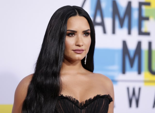 Demi mengenakan busana serba hitam Foto:  REUTERS/Danny Moloshok