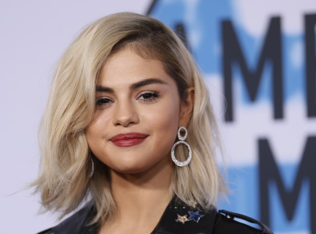 Selena mengenakan riasan makeup sederhana (Foto:  REUTERS/Danny Moloshok)