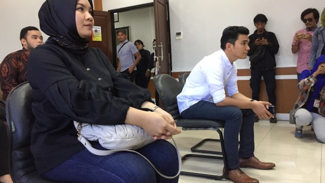 Aldi dan Georgia memasuki ruang sidang. (Foto: Adinda Githa Murti Sari Dewi/kumparan)