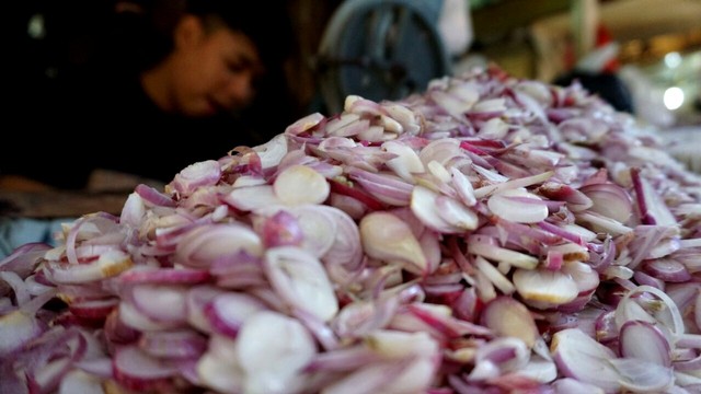 Bawang di Pasar Minggu Foto: Iqbal Firdaus/kumparan