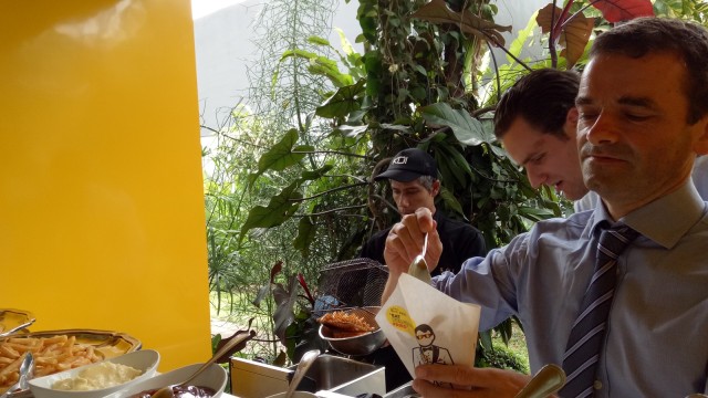 Patrick Herman menyajikan kentang Belgia (Foto: Resya Firmansyah/kumparan)