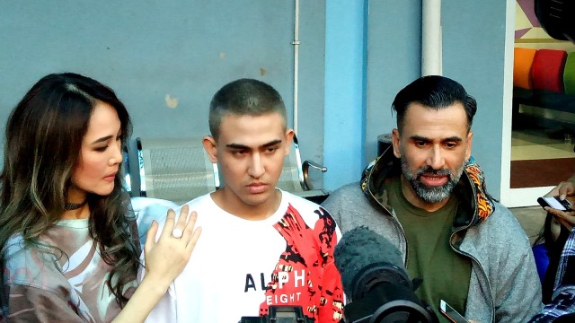 Axel matthew didampingi kedua orang tuanya (Foto: DN. Mustika Sari/kumparan)