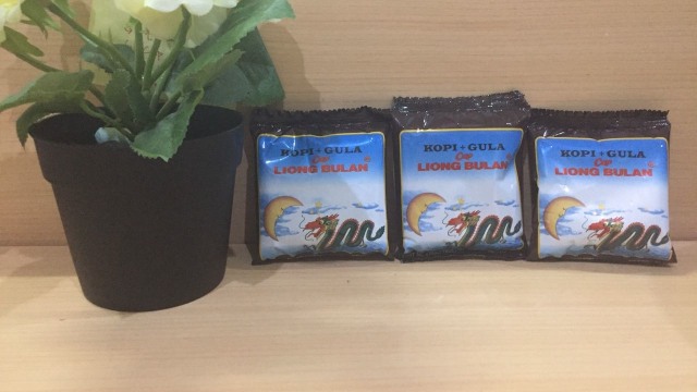Kopi Liong Bulan versi sachet. (Foto: Dwi Herlambang/kumparan)