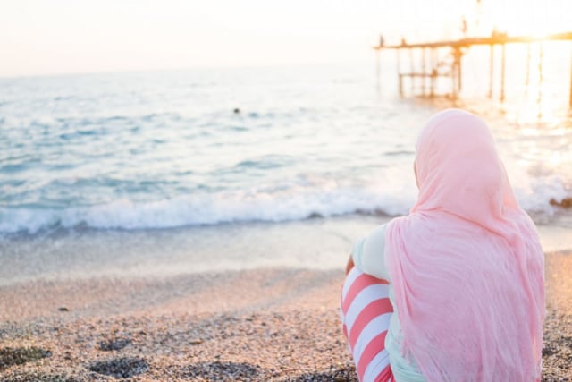 5 Tips Berjilbab Anti Rempong untuk Liburan di Pantai (3)