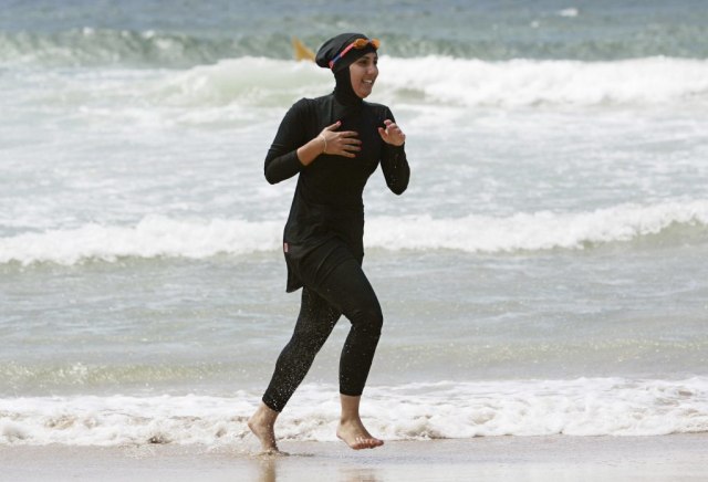5 Tips Berjilbab Anti Rempong untuk Liburan di Pantai (5)