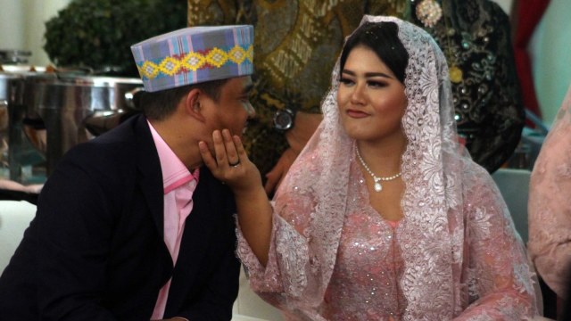 Pemberian Marga Kahiyang Ayu (Foto: Septianda Perdana/Antara)