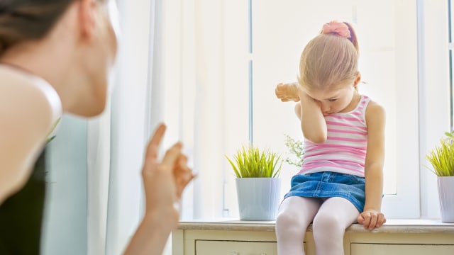 Kritikan membuat anak diselimuti emosi negatif. (Foto: Thinkstock)