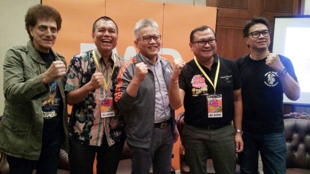 Achmad Albar dan promotor acara ‘5upergroup’ (Foto: Alexander Vito Edward Kukuh/kumparan)
