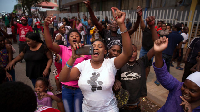 Warga Zimbabwe Rayakan Mundurnya Mugabe (Foto: Reuters)
