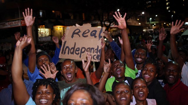 Warga Zimbabwe Rayakan Mundurnya Mugabe (Foto: Reuters)