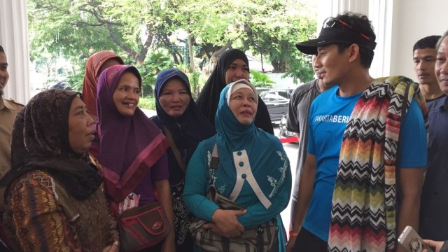 Sandiaga Uno bercengkerama dengan ibu-ibu. (Foto: Paulina Herasmaranindar/kumparan)