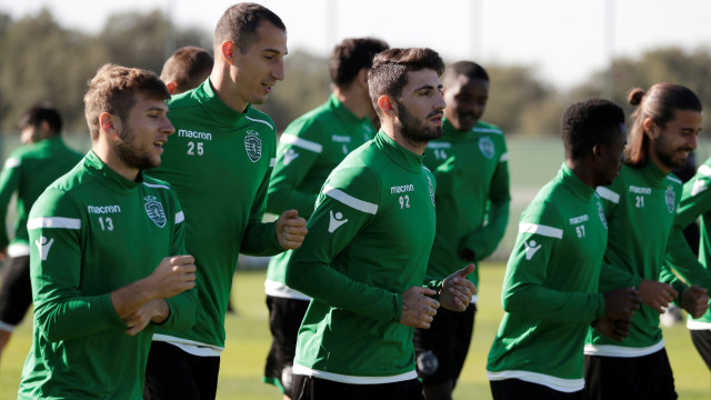 Para pemain Sporting dalam sesi latihan. Foto: REUTERS/Rafael Marchante