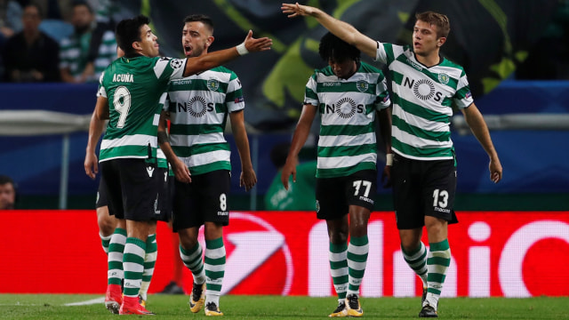 Para pemain Sporting merayakan gol. Foto: REUTERS/Rafael Marchante
