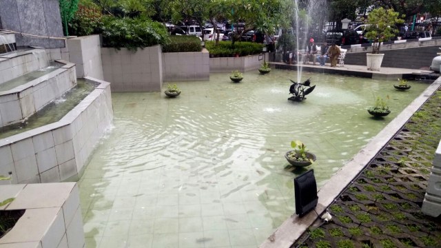 Kolam air mancur di DPRD DKI (Foto: Johanes Hutabarat/kumparan)