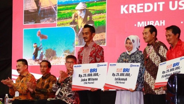 Dirut BRI Suprajarto memberikan KUR untuk TKI (Foto: Istimewa)