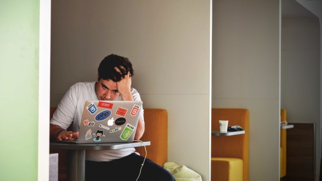 Tidak betah dengan tempat kerja  (Foto: Pexels/ Tim Gouw)