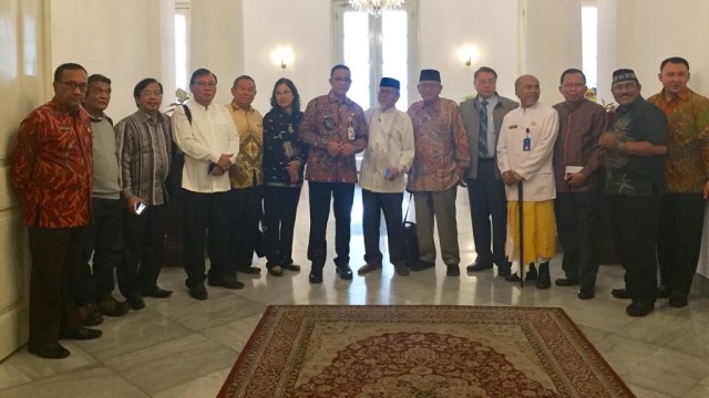 Anies Baswedan dan Pemuka Agama. (Foto: Paulina Herasmaranindar)