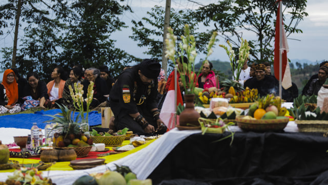 Sembahyang Purnama Tilem penghayat kepercayaan. (Foto: Nugraha Satia P/kumparan)