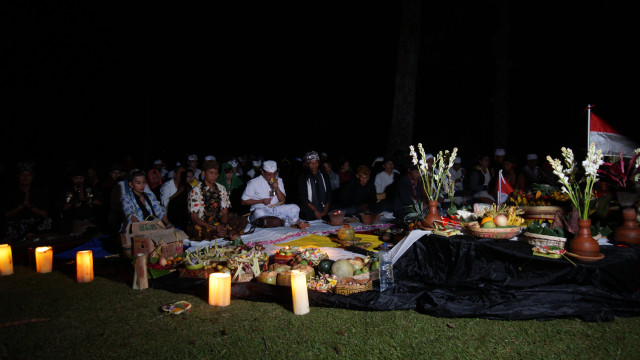 Sembahyang Purnama Tilem penghayat kepercayaan. (Foto: Riddho Robby/kumparan)