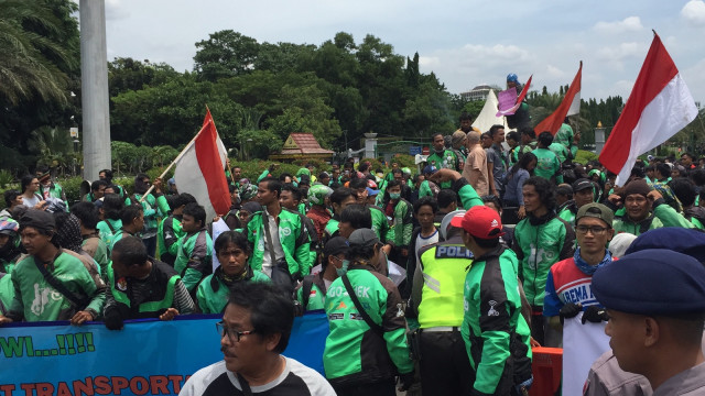 Demo ojek online di depan Istana Negara (Foto: Bianda Ludwianto/kumparan)