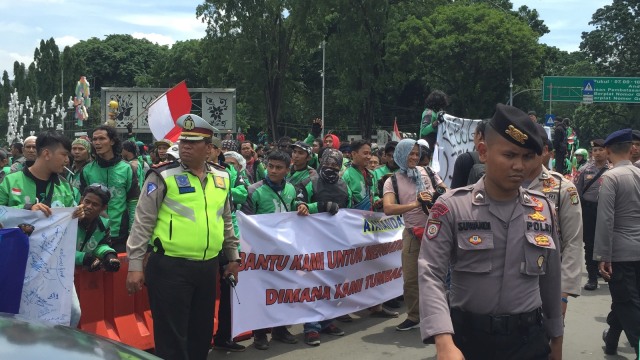 Demo ojek online di depan Istana Negara (Foto: Bianda Ludwianto/kumparan)