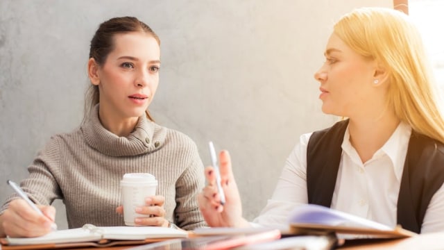 Sesama rekan kerja wanita (Foto: Pexels)