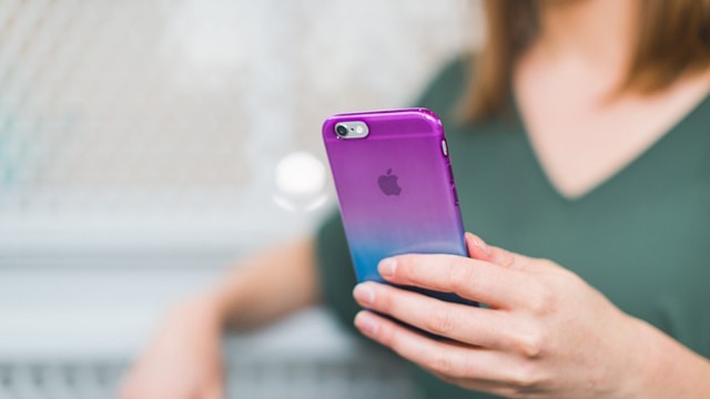 Ibu asyik main gadget (Foto: Thinkstock)