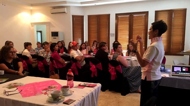 Muti saat mengedukasi deteksi kanker payudara (Foto: Instagram/@lovepinkindonesia)