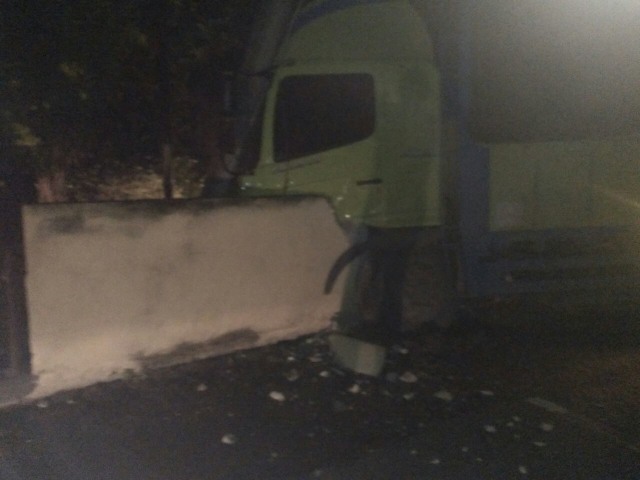 Satu Unit Truk Menabrak Pagar dan Tiang Listris Di Aceh Besar