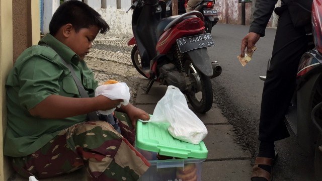 Fadli berjualan donat untuk bantu orang tuanya (Foto:  Andreas Ricky Febrian/kumparan)