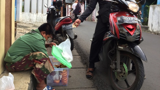 Fadli berjualan donat untuk bantu orang tuanya (Foto:  Andreas Ricky Febrian/kumparan)