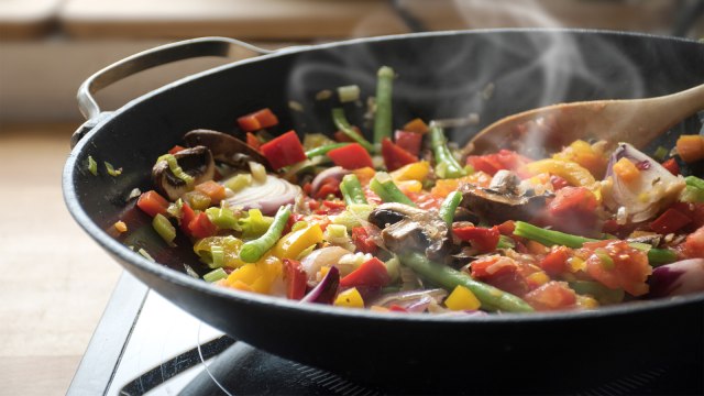 Ilustrasi menumis chinese food. (Foto: Thinkstock)