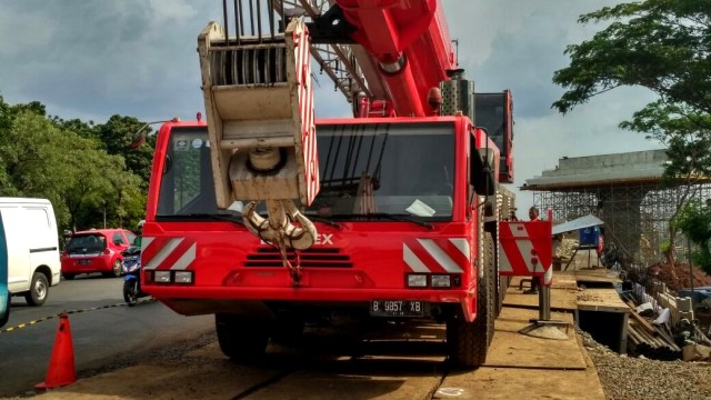 Pemasangan girder di Jalan Tol Jakarta-Cikampek (Foto: Dok.Jasa Marga)