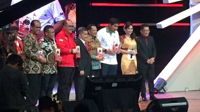 Penyerahan buku 70 Tahun Benny Panjaitan Panbers. (Foto: Mirsan Simamora/kumparan)