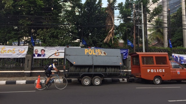 Polisi sudah berjaga di Kantor Nasdem (Foto: Rafyq Panjaitan/kumparan)