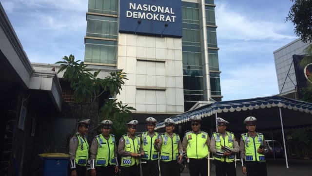 Polisi sudah berjaga di Kantor Nasdem (Foto: Rafyq Panjaitan/kumparan)