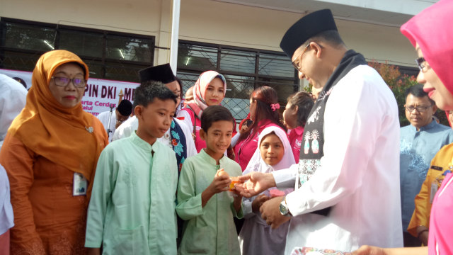 Anies memberikan susu dan telur ke siswa (Foto: Diah Harni/kumparan)