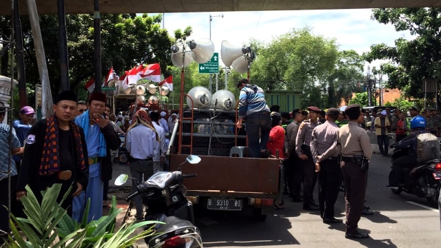 Massa 2411 berkumpul di depan Masjid Meutya (Foto: Rafyq Panjaitan/kumparan)