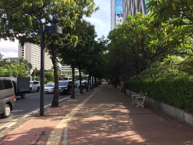 Trotoar di jalan M.H Thamrin, Jakarta Pusat (Foto: Mirsan Simamora/kumparan)