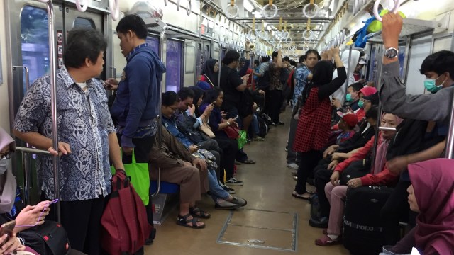 Menelusuri kursi prioritas KRL Jabodetabek (Foto: Soejono Eben Ezer Saragih/kumparan)