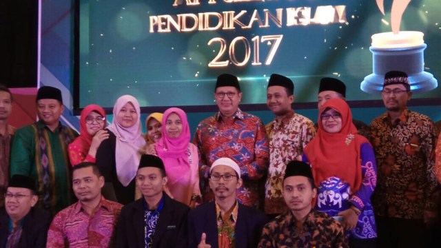 Ruri Puspita Ningsih (tengah) Guru Berprestasi (Foto: Kelik Wahyu Nugroho/kumparan)